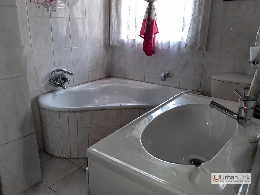 5 Bedroom Property for Sale in Mid Town North West